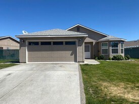 8924 W Bonnie Ave in Kennewick, WA - Building Photo