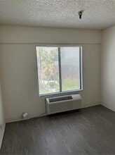 363 E Gilbert St in San Bernardino, CA - Foto de edificio - Building Photo