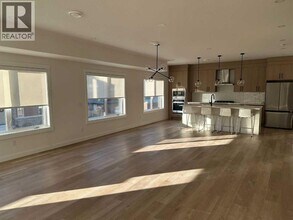 4744 Bowness Rd NW in Calgary, AB - Building Photo - Building Photo
