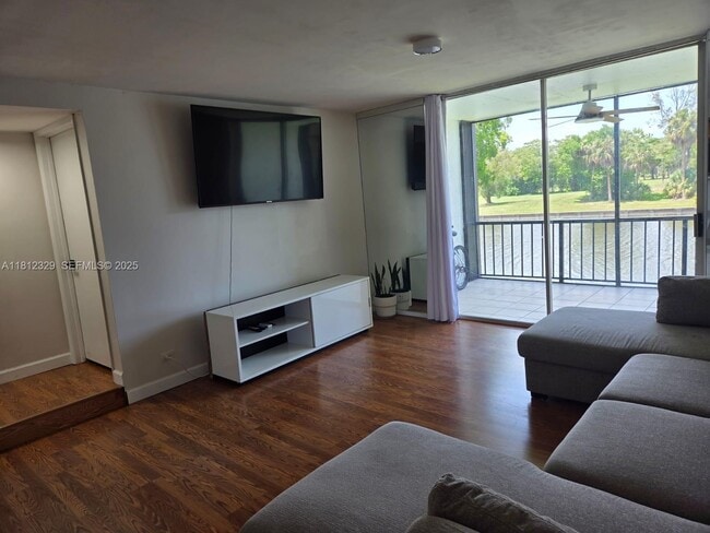 property at 3750 Inverrary Dr