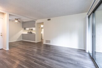 Concord Village in Riverside, CA - Foto de edificio - Interior Photo