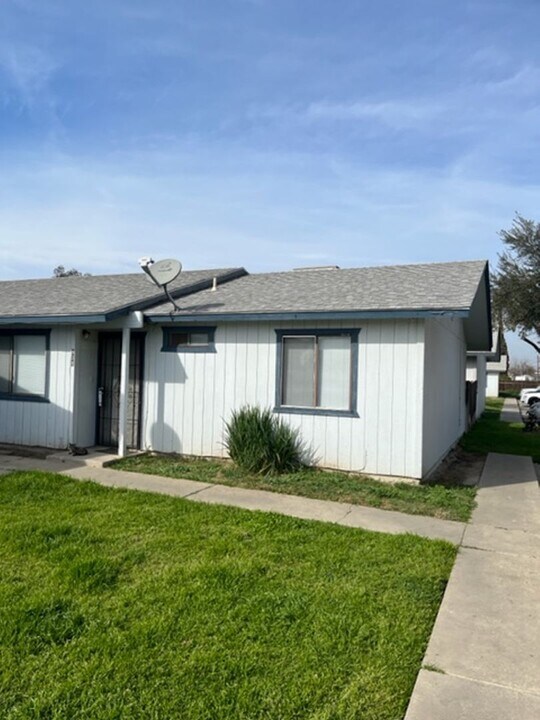 938 W 7th St in Hanford, CA - Building Photo