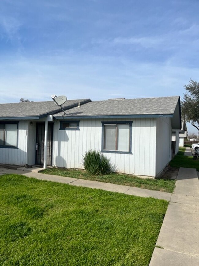 property at 938 W 7th St