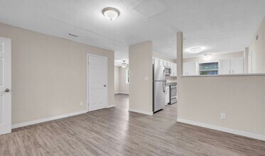 4546 Lane Ave S in Jacksonville, FL - Foto de edificio - Building Photo