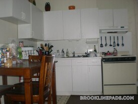 208 Winthrop Rd in Brookline, MA - Building Photo