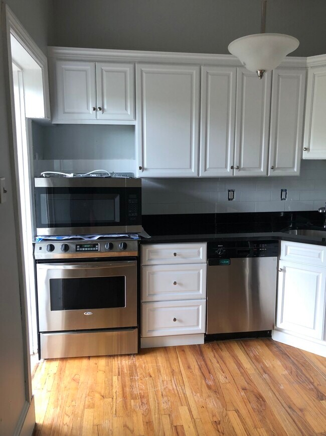 1489 Beacon St, Unit #1 in Brookline, MA - Foto de edificio - Building Photo