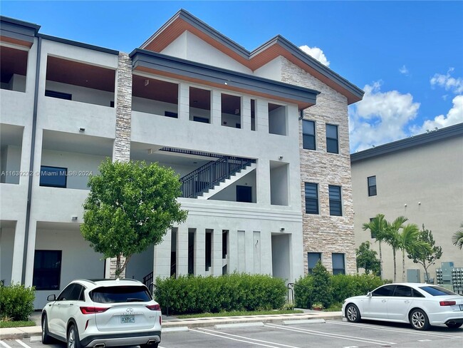 8005 NW 104th Ave in Doral, FL - Foto de edificio - Building Photo