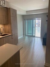 1 Yorkville Ave in Toronto, ON - Building Photo - Building Photo