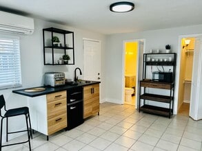 911 NW 39th Ct in Miami, FL - Foto de edificio - Building Photo