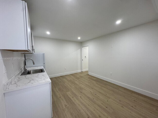 12201 SW 64th St in Miami, FL - Building Photo - Building Photo