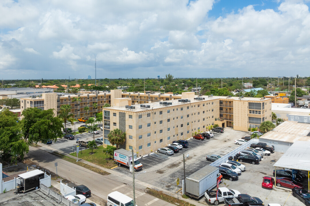 Warrenton House Condos in Hollywood, FL - Foto de edificio