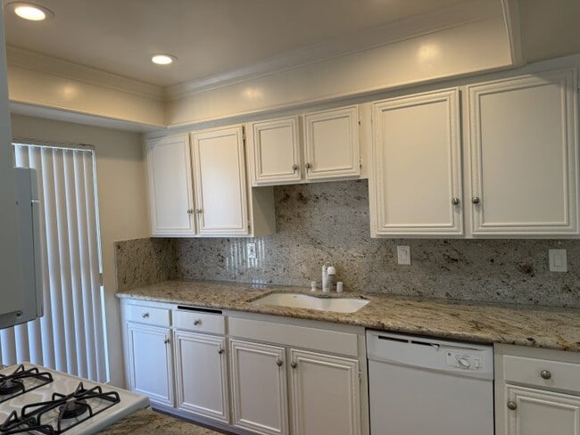 321 E Dryden St in Glendale, CA - Building Photo - Building Photo