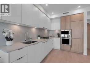 537 Cottonwood Ave in Coquitlam, BC - Building Photo - Building Photo