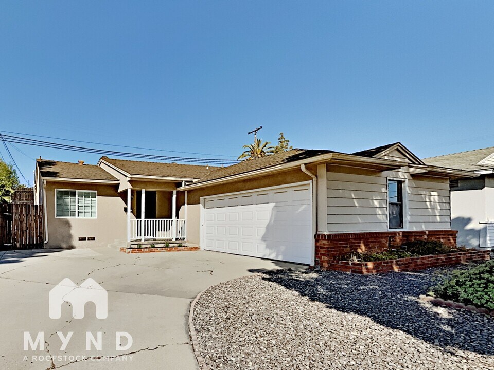 5572 Waring Rd in San Diego, CA - Building Photo