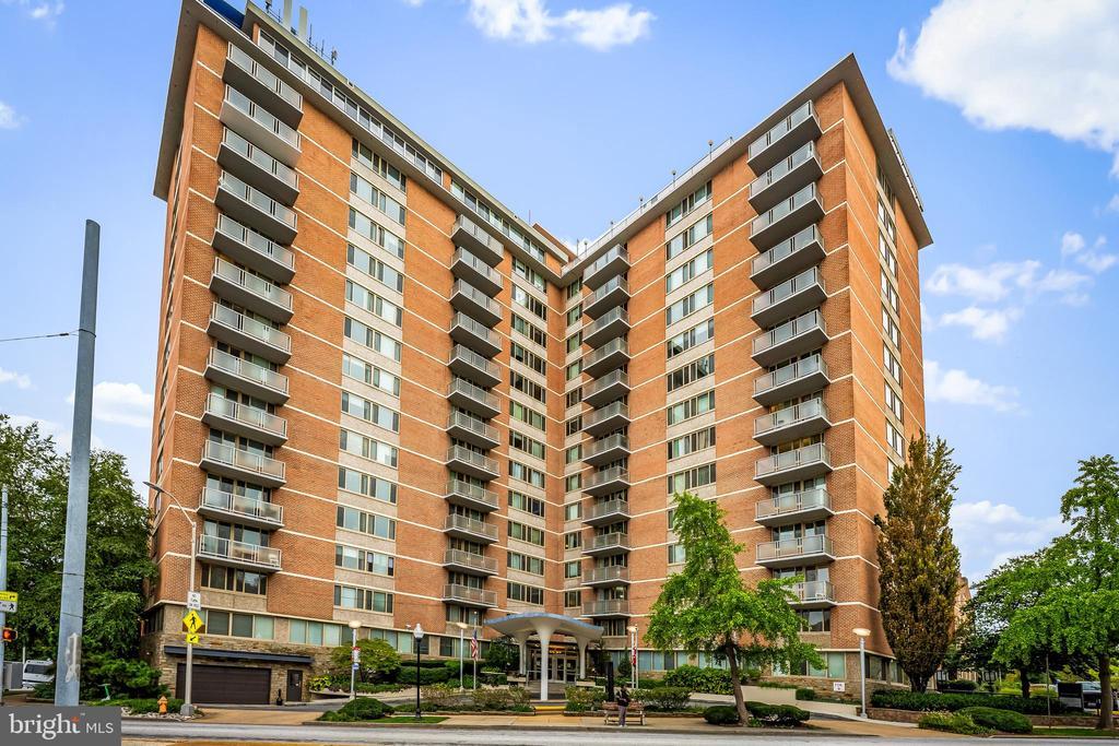 1 E University Pkwy in Baltimore, MD - Building Photo