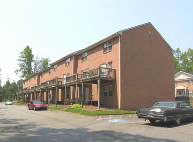 Cedar Bluffs Apartments in Athens, GA - Building Photo - Building Photo