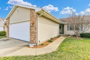 906 Waters Edge Rd in Champaign, IL - Building Photo