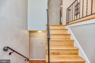 402 Holloway Ct NE in Vienna, VA - Building Photo - Building Photo