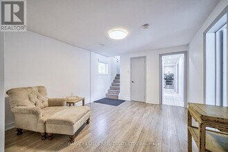 215 Searle Ave in Toronto, ON - Building Photo - Building Photo