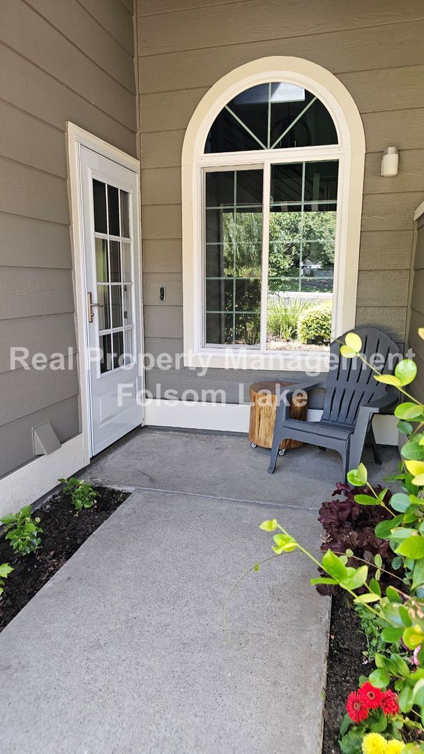 102 Pierpoint Cir in Folsom, CA - Building Photo - Building Photo