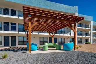 Peaks at Sandia View in Albuquerque, NM - Foto de edificio - Building Photo