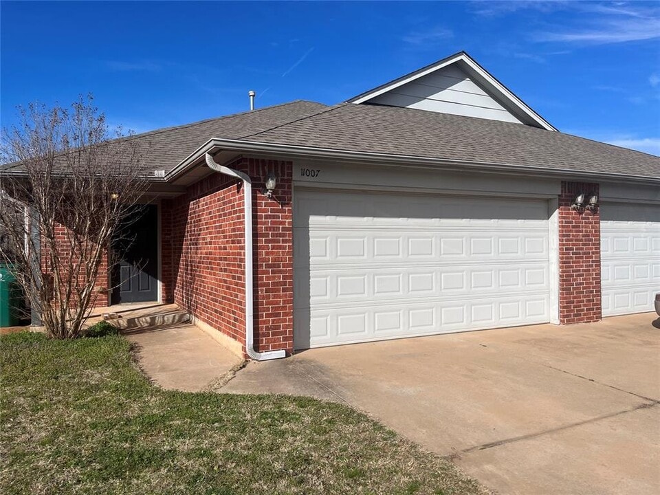 11007 SW 5th St in Yukon, OK - Building Photo