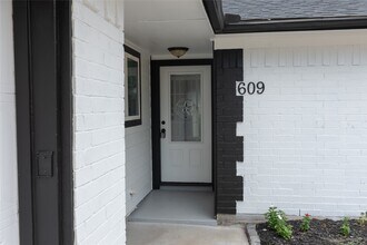 609 Oak Harbor Dr in Houston, TX - Building Photo - Building Photo