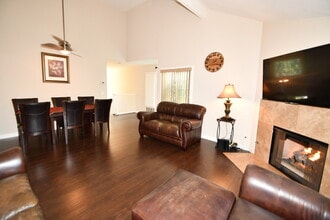 730 255th St, Unit H in Harbor City, CA - Foto de edificio - Building Photo