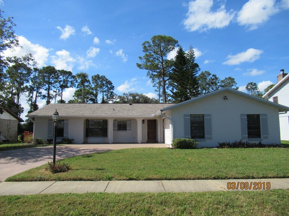 336 Yorktowne Dr in Daytona Beach, FL - Building Photo