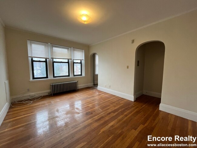 349 Pleasant St in Malden, MA - Foto de edificio - Building Photo