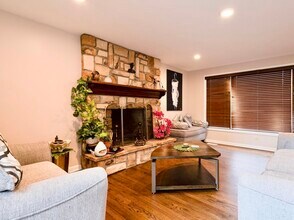 8S492 Bell Dr in Naperville, IL - Building Photo - Building Photo