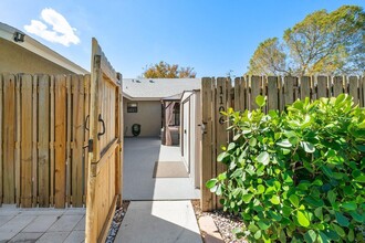 1106 Hyacinth Pl in Wellington, FL - Building Photo - Building Photo