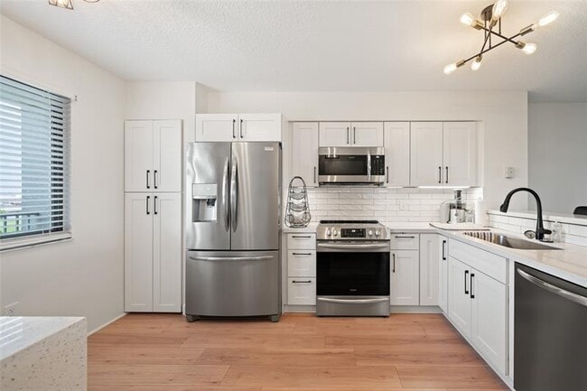 2240 N Cypress Bend Dr in Pompano Beach, FL - Foto de edificio - Building Photo