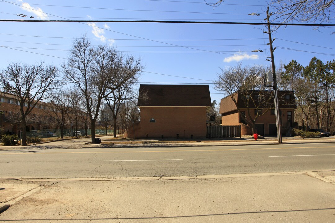 100 Henderson Ave in Markham, ON - Building Photo