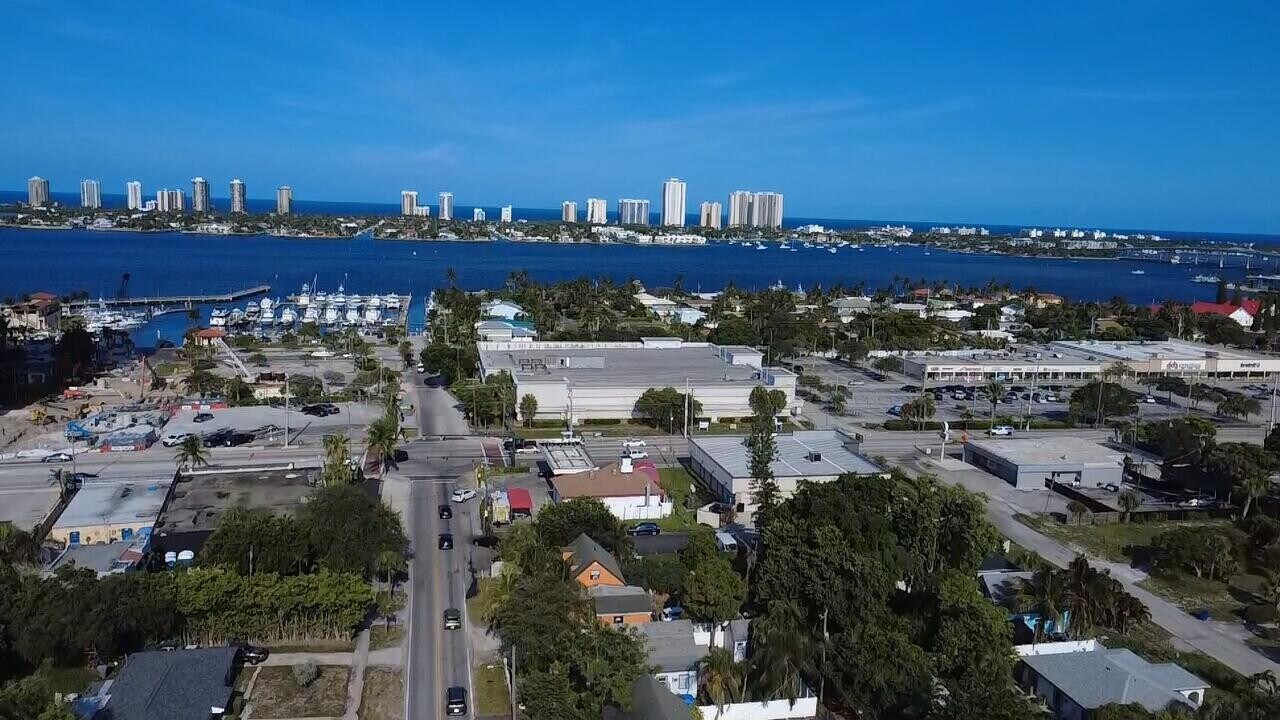 87 Silver Beach Rd in Riviera Beach, FL - Building Photo