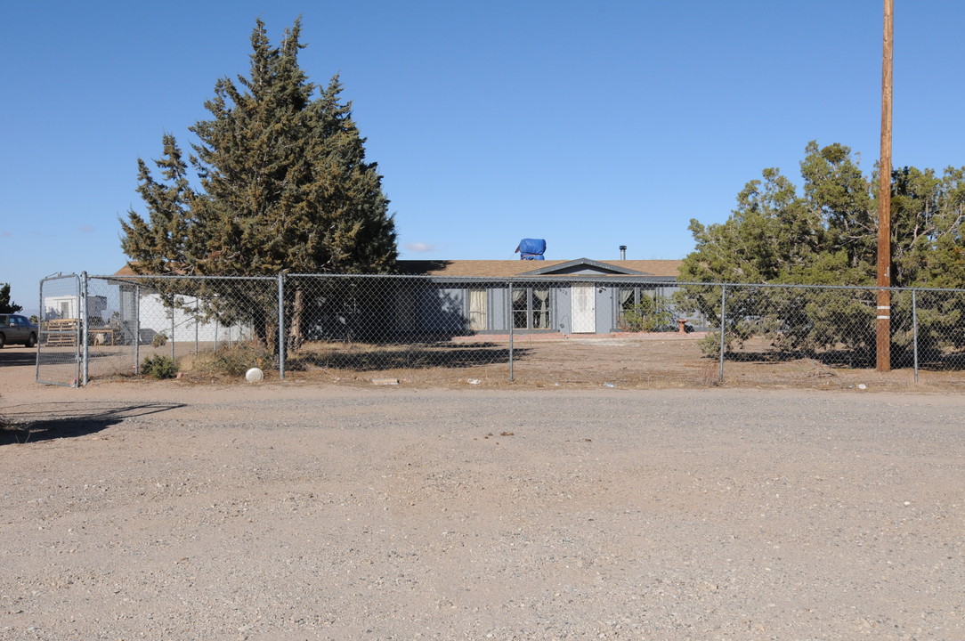 8672 Nielson Rd in Phelan, CA - Foto de edificio