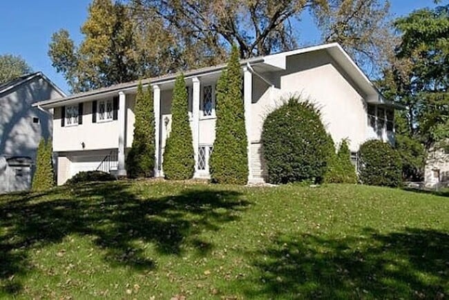 1135 Welcome Cir in Minneapolis, MN - Building Photo - Building Photo