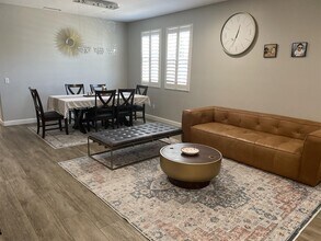 1563 Silver Shadow Dr in Thousand Oaks, CA - Foto de edificio - Building Photo