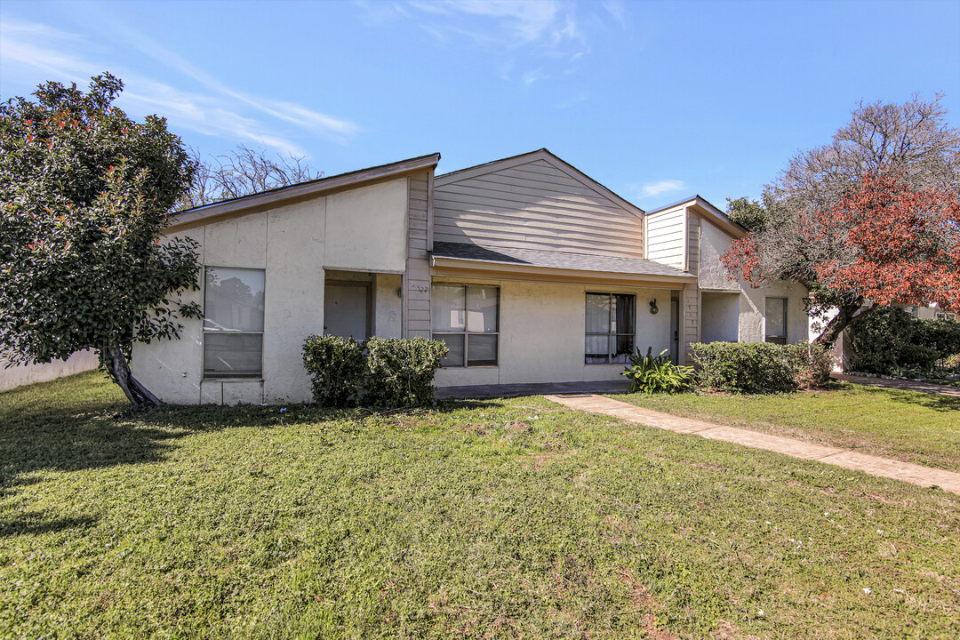 2724 Parkchester Dr in Arlington, TX - Building Photo