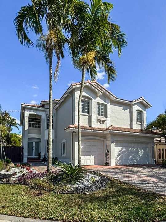 7317 NW 107th Pl in Doral, FL - Building Photo