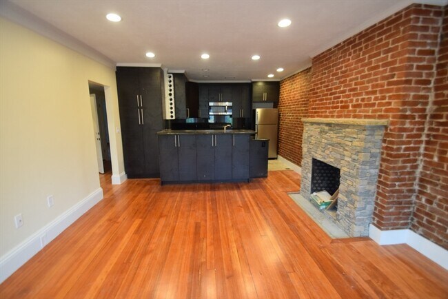 1614 Beacon St, Unit 2 in Brookline, MA - Building Photo - Building Photo