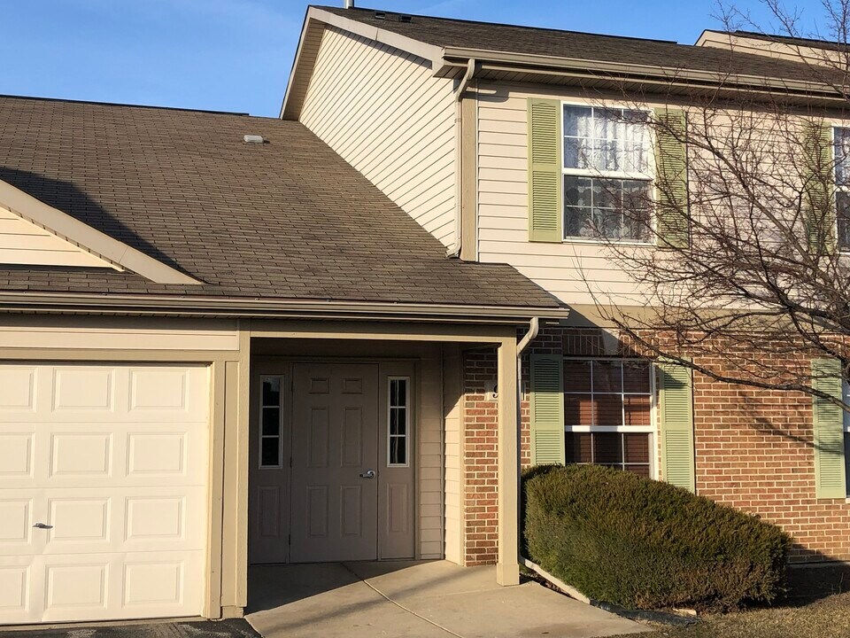 928 N Village Dr in Round Lake Beach, IL - Building Photo