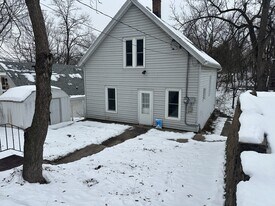 579 W 3rd St in Dubuque, IA - Building Photo