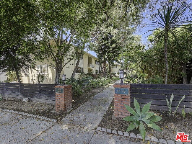 1217 N Crescent Heights Blvd in West Hollywood, CA - Building Photo - Building Photo
