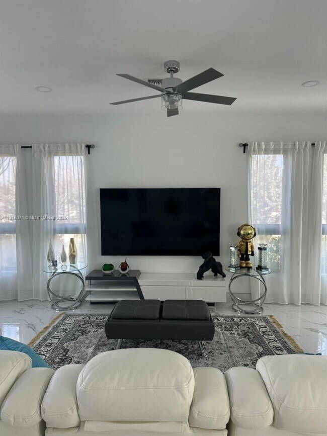 2342 McKinley St in Hollywood, FL - Building Photo - Building Photo