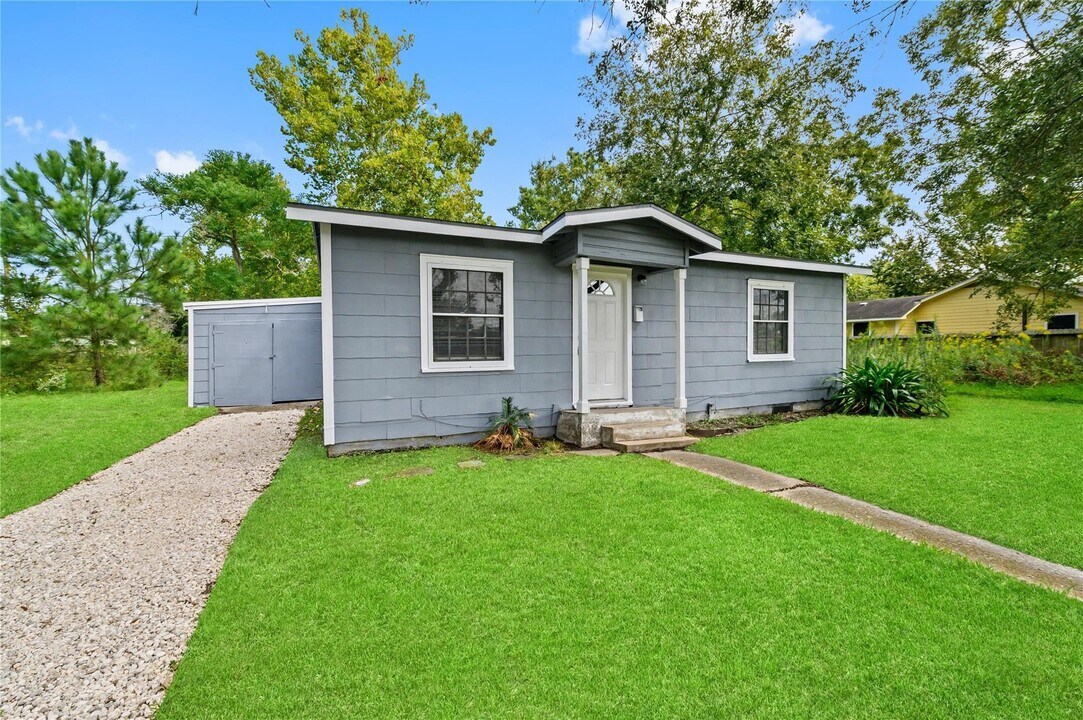 4125 Dockrell St in Dickinson, TX - Building Photo