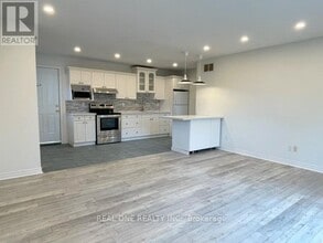 2116 Mountainside Dr in Burlington, ON - Building Photo - Building Photo