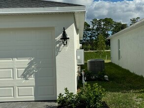 10445 NW Suncrest Lp in Port St. Lucie, FL - Building Photo - Building Photo