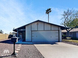 4903 W Golden Ln, Unit B06 in Glendale, AZ - Building Photo