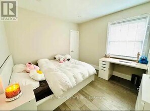 133 Meadowvale Dr in Toronto, ON - Building Photo - Building Photo